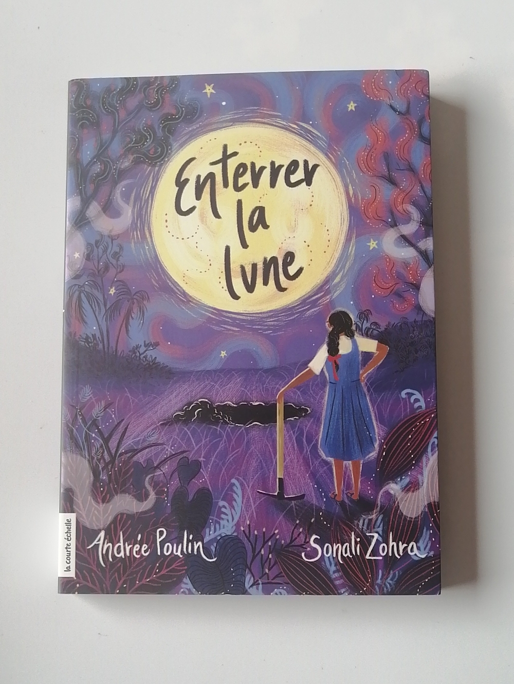 Children's French Language Book Enterrer la lune by Andrée Poulin